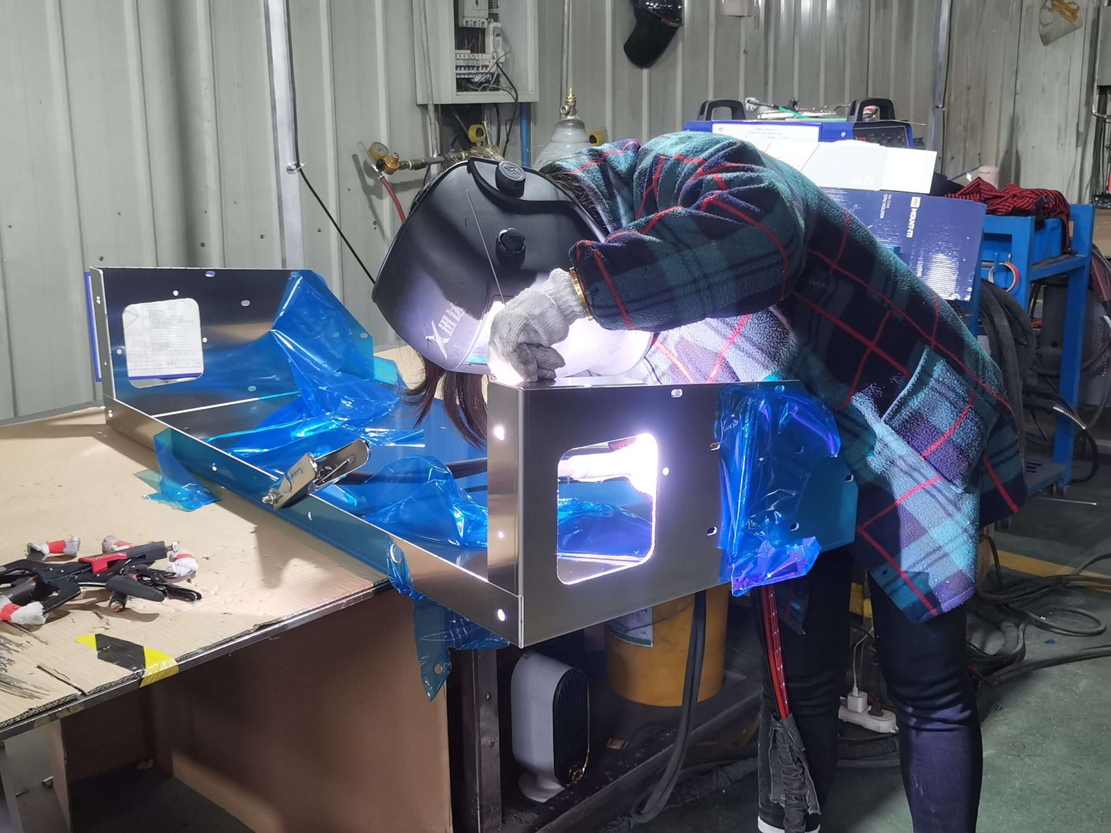 Manual metal sheet welding technique